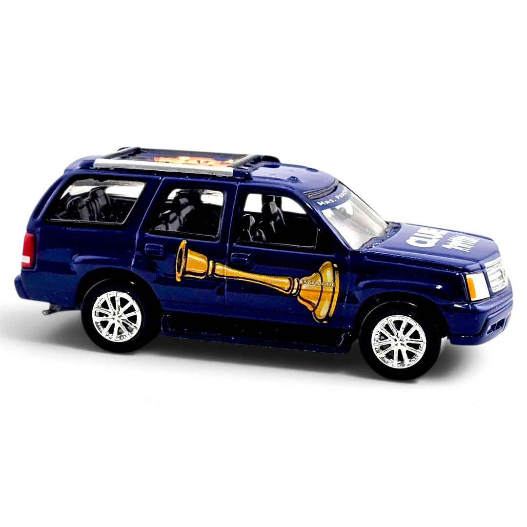 Johnny Lightning - Mrs. Peacock 2002 Cadillac Escalade - 2004 Clue Series