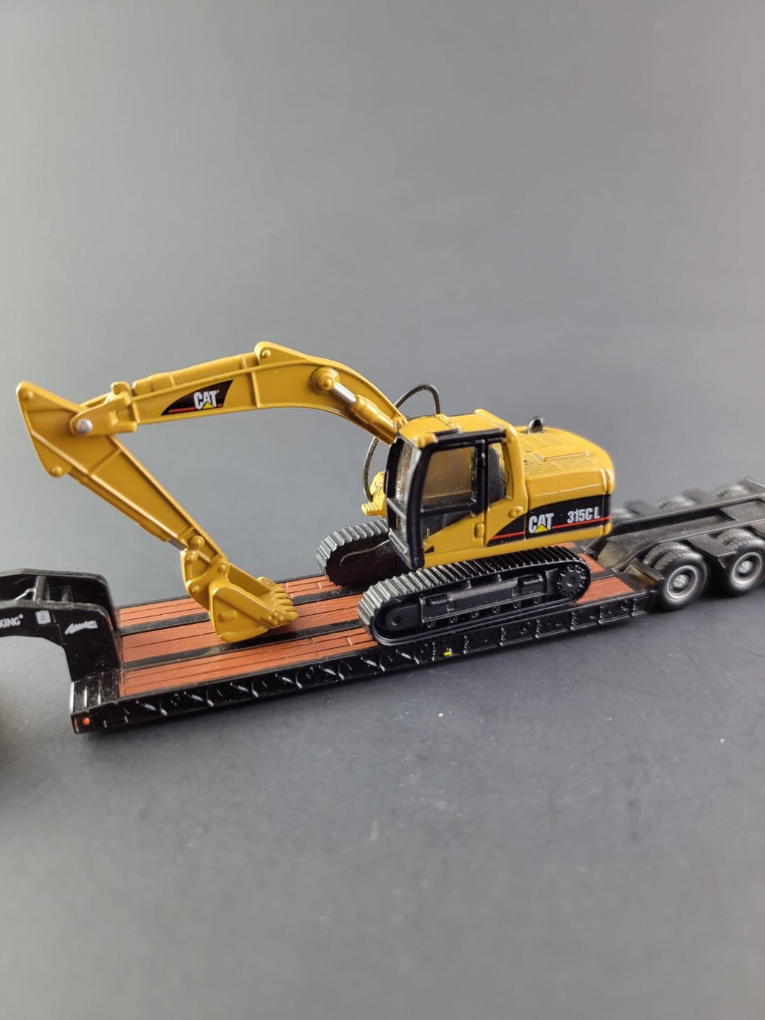 Norscot - Peterbilt 389 W/ Trail King Trailer &amp; Caterpillar 315C L - *1:87 Scale* - Top CollectiblesDiecastNorscot